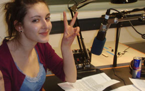 Foto: Medianauten "Aufs Ohr"-Moderatorin Julia im Studio